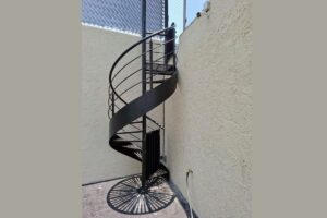 escaleras espirales a medida con herrero en guadalajara